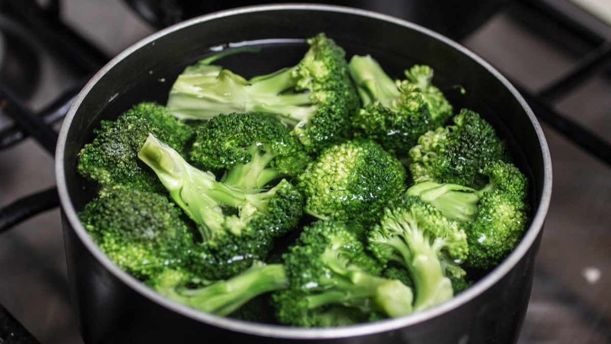 21 gün içen kurtulur! Brokoli suyunun erkeklere faydası şaşırtıyor…